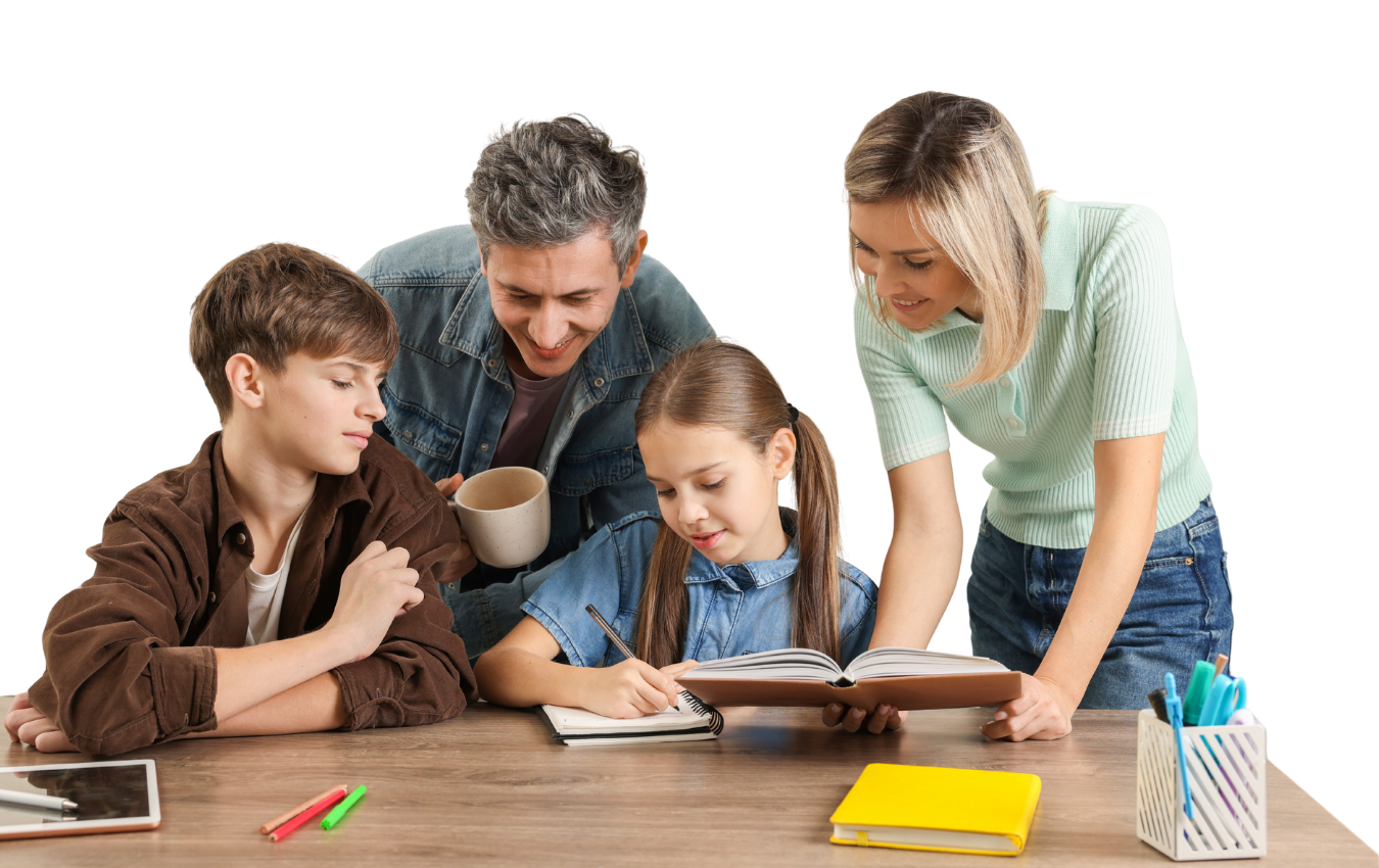 Parents accompagnant leurs enfants dans les devoirs